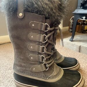 Sorel Gray Joan of Artic Winter Boots with Faux Fur Size 7 -Very Good Condition